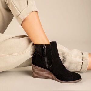 Toms Sadie Ankle Boot Wedge Heel Black Suede Leather Womens Size 7